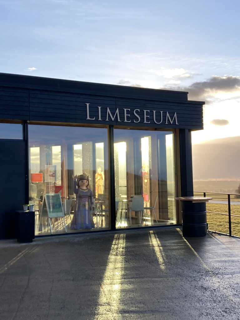 Ein Playmobilmännchen begrüßt die Besucher des LIMESEUMS