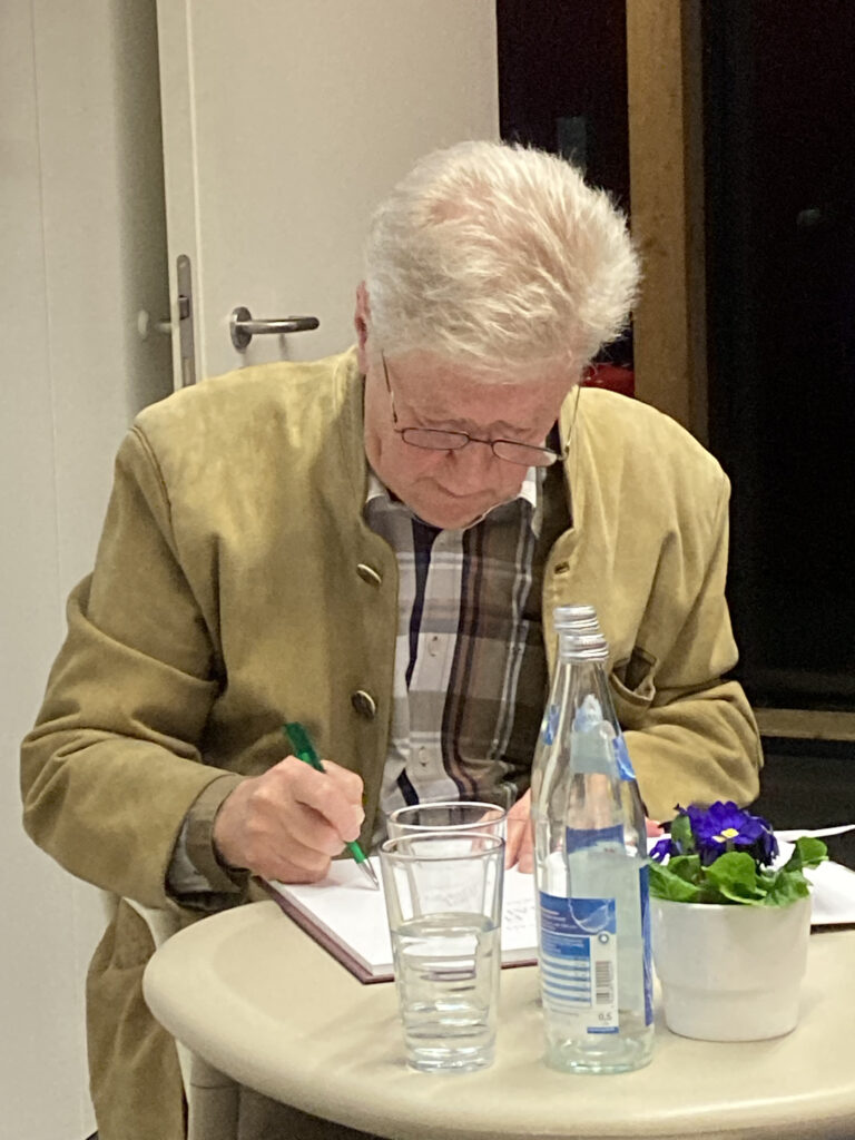 Horst Haitzinger beim Signieren