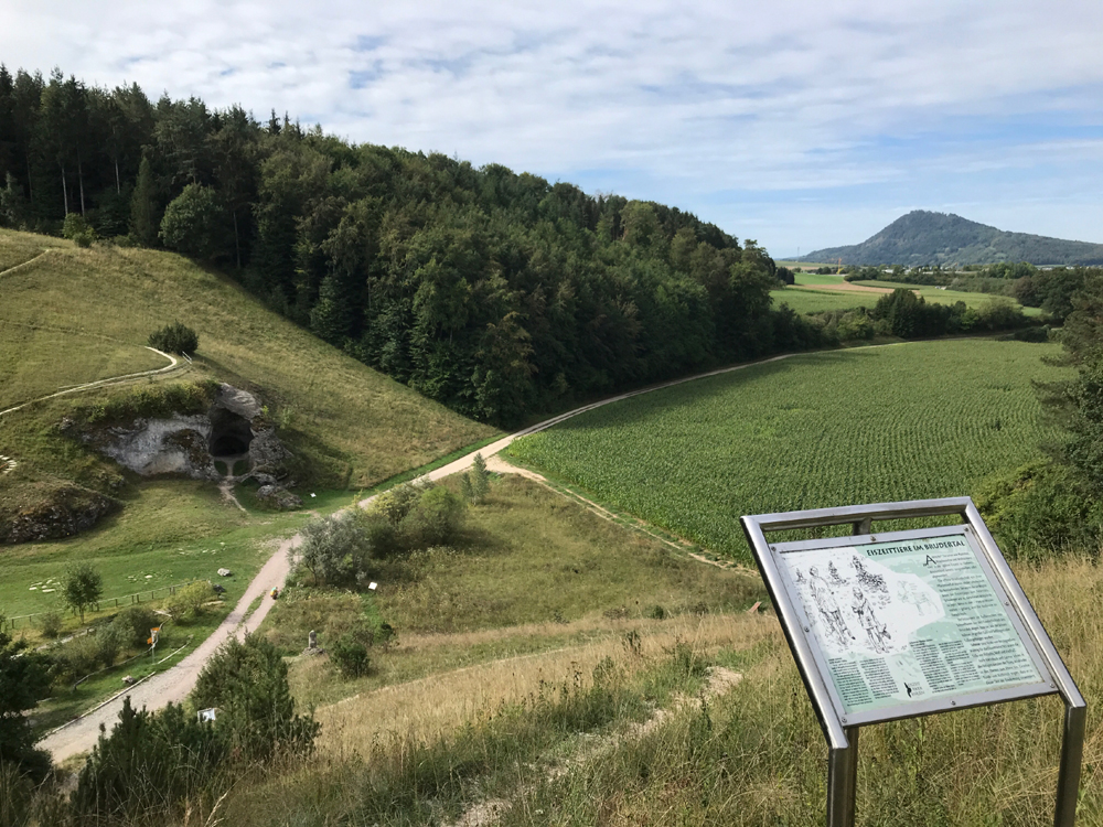 Entlang eines 3 km langen Rundwegs geben mehrere kleine Infotafeln einen Einblick in das Leben und die Zeit der Rentierjäger (Petersfels und Eiszeitpark bei Engen)