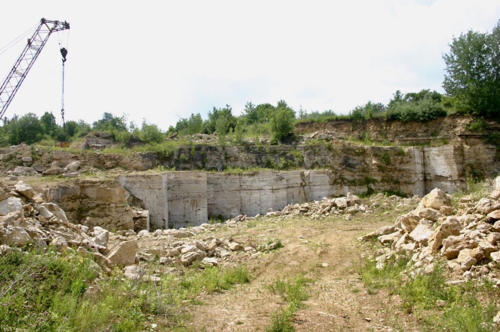 Blick in einen Travertin-Steinbruch in Weimar-Ehringsdorf 