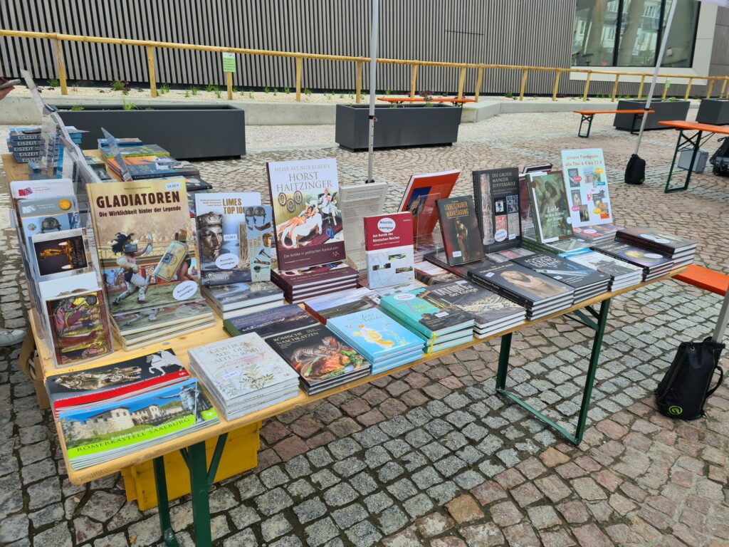 Der Büchertisch im Detail bei der Veranstaltung