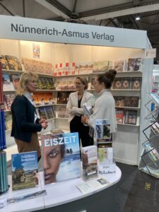 Annette Nünnerich-Asmus am Stand des Verlags mit Dr. Stefanie Hubig und Andrea Wolf