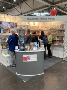 Der Stand des Nünnerich-
Asmus Verlags ist gut besucht